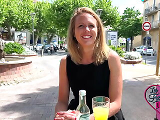 Julie&comma; milf timide&comma; se d&eacute;vergonde devant coldness cam&eacute;ra